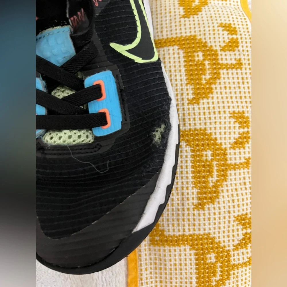 (46) Nike Kids Black and Blue Athletic Shoes 13C